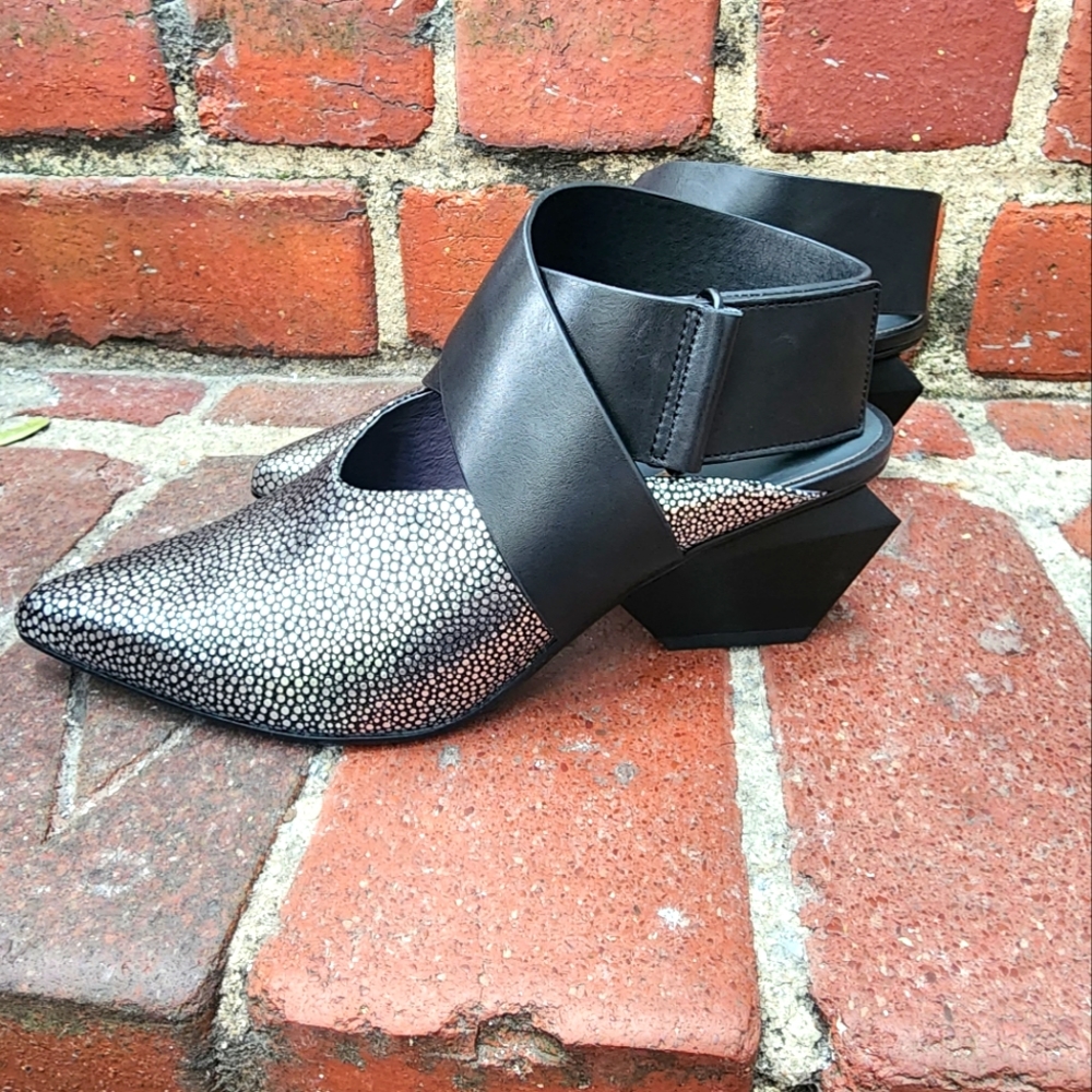 United Nude, Jacky Mia mid. Silver stingray and black. Sizes 36, 37, and 41